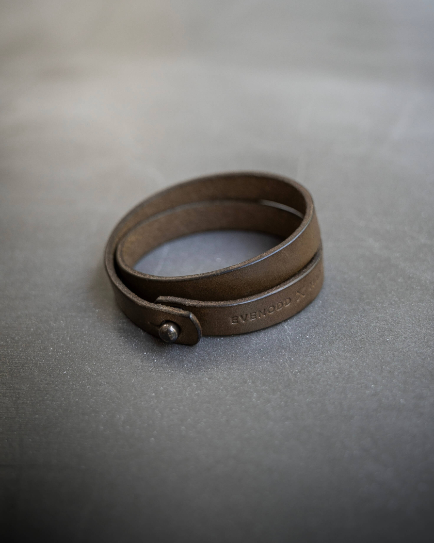 Leather wrist cuff in olive